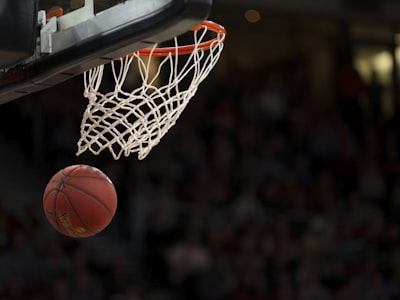 必一运动BSport品牌展示篮球与足球运动员竞技场景